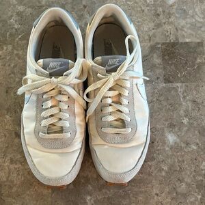 Nike Women’s Waffle Sneaker Size 7.5 color Cream White Grey